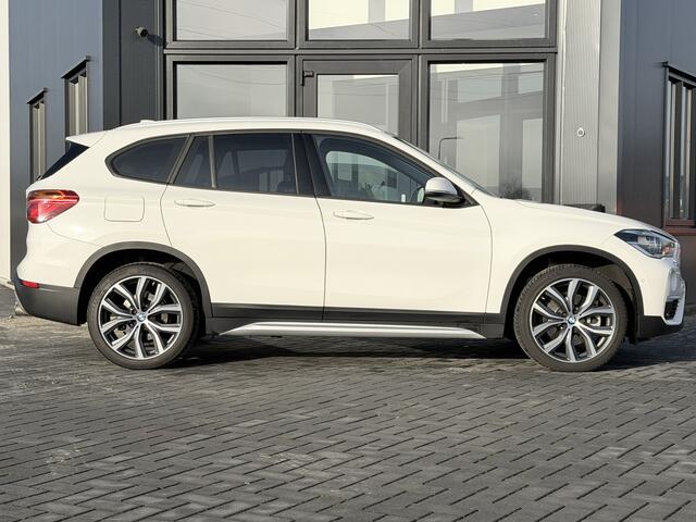BMW X1 xDrive20i Centennial High Executive Verw. Sportstoelen | PDC | LED | Super netjes!