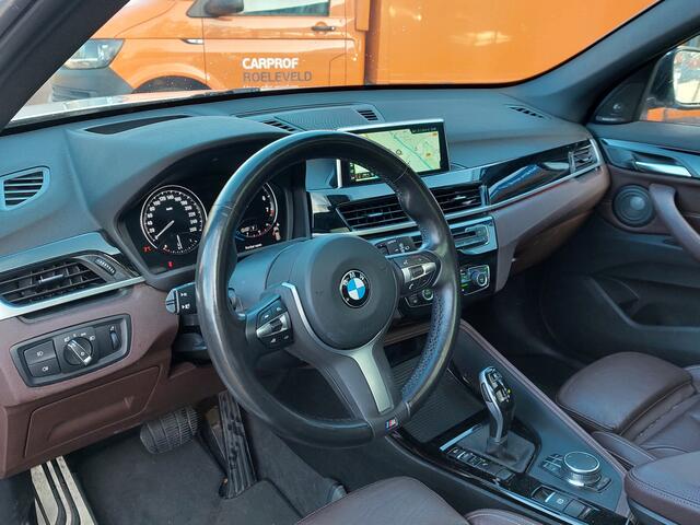 BMW X1 sDrive20i 192pk High Executive M-Sport | Navi | Apple Carplay | Adap.Cruise | Leder+Verwarmd+Elek.Verstel | Panorama Schuifdak | Keyless Entry | Led Koplampen | Privacy Glass | 19''lm