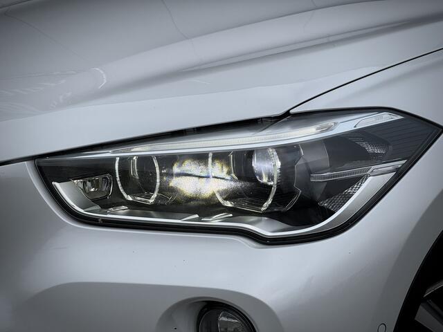 BMW X1 sDrive20i Centennial High Executive Origin. NL | Camera | HUD | Adaptive Cruise | Stoel & Stuurverwarming | Trekhaak afneembaar | Elektrische Lederen Sportstoelen met Memory | Dealer O.H.