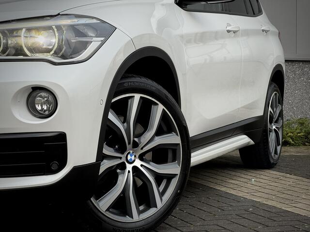 BMW X1 sDrive20i Centennial High Executive Origin. NL | Camera | HUD | Adaptive Cruise | Stoel & Stuurverwarming | Trekhaak afneembaar | Elektrische Lederen Sportstoelen met Memory | Dealer O.H.