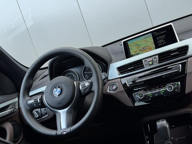 BMW X1 sDrive20i Centennial High Executive Origin. NL | Camera | HUD | Adaptive Cruise | Stoel & Stuurverwarming | Trekhaak afneembaar | Elektrische Lederen Sportstoelen met Memory | Dealer O.H.