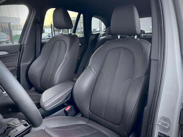BMW X1 sDrive20i Centennial High Executive Origin. NL | Camera | HUD | Adaptive Cruise | Stoel & Stuurverwarming | Trekhaak afneembaar | Elektrische Lederen Sportstoelen met Memory | Dealer O.H.