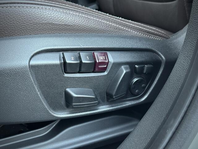 BMW X1 sDrive20i Centennial High Executive Origin. NL | Camera | HUD | Adaptive Cruise | Stoel & Stuurverwarming | Trekhaak afneembaar | Elektrische Lederen Sportstoelen met Memory | Dealer O.H.