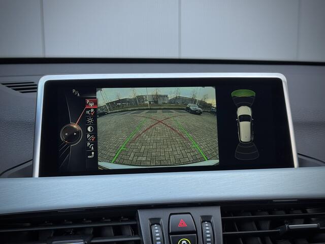 BMW X1 sDrive20i Centennial High Executive Origin. NL | Camera | HUD | Adaptive Cruise | Stoel & Stuurverwarming | Trekhaak afneembaar | Elektrische Lederen Sportstoelen met Memory | Dealer O.H.