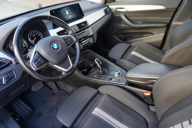 BMW X1 sDrive20i Executive Edition/Head-Up/Sportstoelen/ LED/Trekhaak.