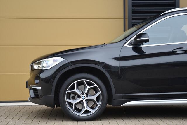 BMW X1 sDrive20i Orange Edition II * Head-up * Trekhaak * Panoramadak *