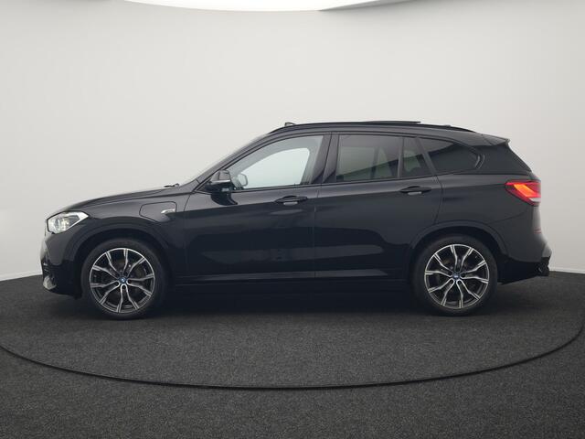 BMW X1 xDrive25e M Sport Plug In Hybrid 221pk Dealer O.H. PHEV | Trekhaak Afn. | Panodak | Head Up | Adaptive Cruise | Camera | Harman & Kardon | Lederen Sportstoelen Verwarmd | Sfeerverlichting | Apple Carplay | Keyless | 19"L.M | DAB |