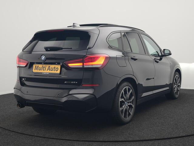BMW X1 xDrive25e M Sport Plug In Hybrid 221pk Dealer O.H. PHEV | Trekhaak Afn. | Panodak | Head Up | Adaptive Cruise | Camera | Harman & Kardon | Lederen Sportstoelen Verwarmd | Sfeerverlichting | Apple Carplay | Keyless | 19"L.M | DAB |