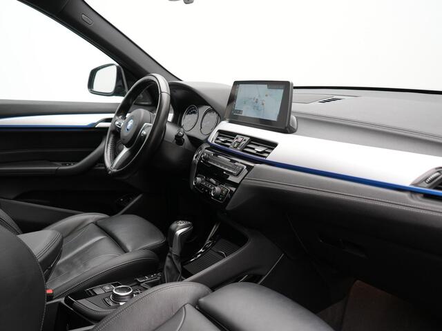 BMW X1 xDrive25e M Sport Plug In Hybrid 221pk Dealer O.H. PHEV | Trekhaak Afn. | Panodak | Head Up | Adaptive Cruise | Camera | Harman & Kardon | Lederen Sportstoelen Verwarmd | Sfeerverlichting | Apple Carplay | Keyless | 19"L.M | DAB |