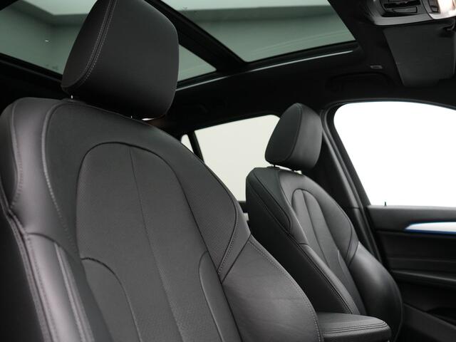 BMW X1 xDrive25e M Sport Plug In Hybrid 221pk Dealer O.H. PHEV | Trekhaak Afn. | Panodak | Head Up | Adaptive Cruise | Camera | Harman & Kardon | Lederen Sportstoelen Verwarmd | Sfeerverlichting | Apple Carplay | Keyless | 19"L.M | DAB |