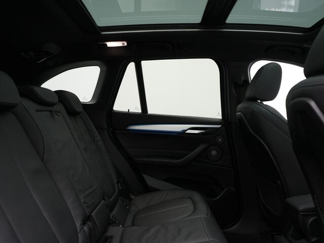 BMW X1 xDrive25e M Sport Plug In Hybrid 221pk Dealer O.H. PHEV | Trekhaak Afn. | Panodak | Head Up | Adaptive Cruise | Camera | Harman & Kardon | Lederen Sportstoelen Verwarmd | Sfeerverlichting | Apple Carplay | Keyless | 19"L.M | DAB |