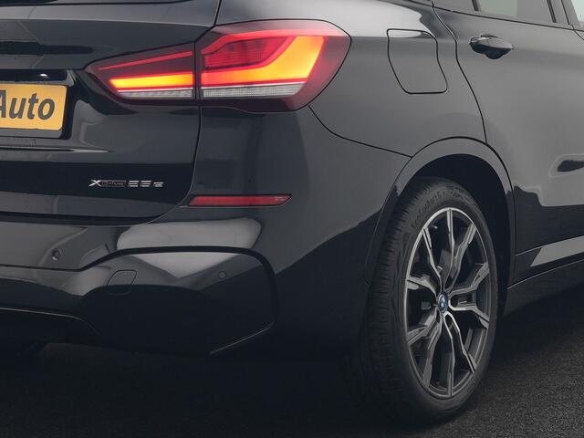 BMW X1 xDrive25e M Sport Plug In Hybrid 221pk Dealer O.H. PHEV | Trekhaak Afn. | Panodak | Head Up | Adaptive Cruise | Camera | Harman & Kardon | Lederen Sportstoelen Verwarmd | Sfeerverlichting | Apple Carplay | Keyless | 19"L.M | DAB |