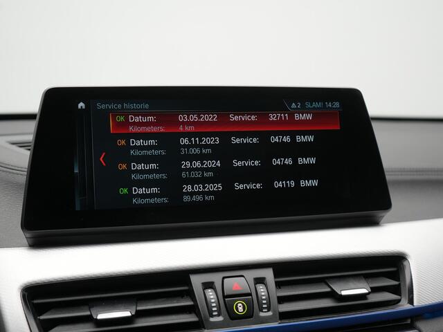 BMW X1 xDrive25e M Sport Plug In Hybrid 221pk Dealer O.H. PHEV | Trekhaak Afn. | Panodak | Head Up | Adaptive Cruise | Camera | Harman & Kardon | Lederen Sportstoelen Verwarmd | Sfeerverlichting | Apple Carplay | Keyless | 19"L.M | DAB |