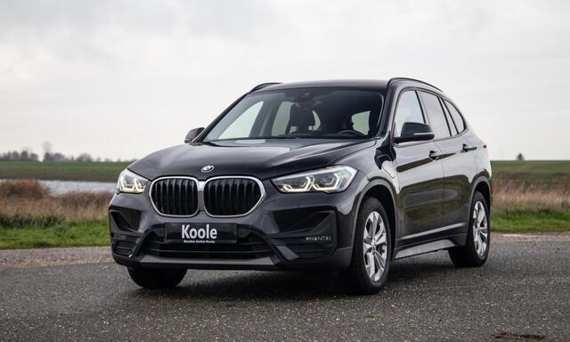 BMW X1 xDrive25e Executive CAMERA / CARPLAY / AUTOMAAT / LEDER / LED / CRUISE CONTROLE / STOELVERWARMING