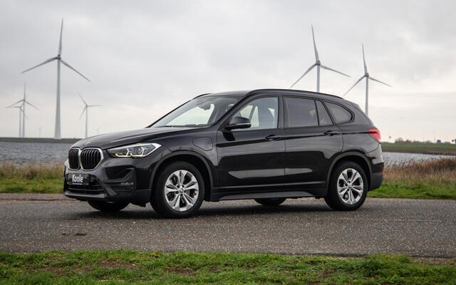 BMW X1 xDrive25e Executive CAMERA / CARPLAY / AUTOMAAT / LEDER / LED / CRUISE CONTROLE / STOELVERWARMING