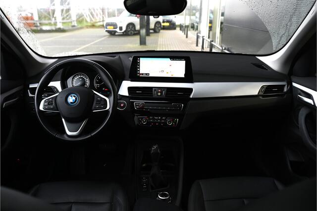 BMW X1 xDrive25e High Executive Automaat / Panoramadak / Achteruitrijcamera / Comfort Access / LED / Head-Up / Stoelverwarming