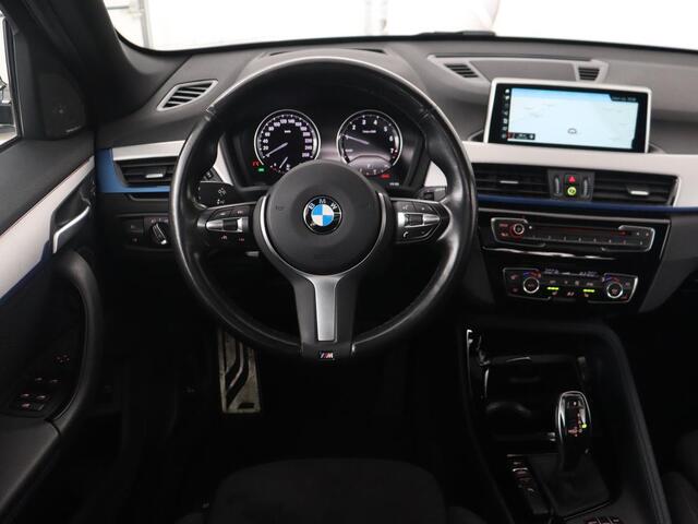 BMW X1 sDrive20i M Sport | Panoramadak | Stoelverwarming | Trekhaak | Head-Up | Harman/Kardon | Carplay | Camera | Sportstoelen | Full LED | Navigatie | Climate control