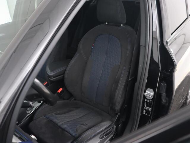 BMW X1 sDrive20i M Sport | Panoramadak | Stoelverwarming | Trekhaak | Head-Up | Harman/Kardon | Carplay | Camera | Sportstoelen | Full LED | Navigatie | Climate control