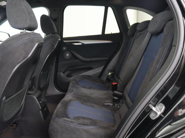 BMW X1 sDrive20i M Sport | Panoramadak | Stoelverwarming | Trekhaak | Head-Up | Harman/Kardon | Carplay | Camera | Sportstoelen | Full LED | Navigatie | Climate control