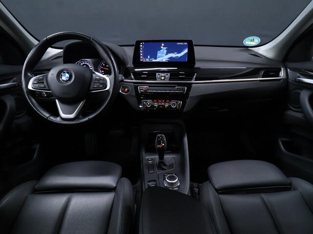 BMW X1 sDrive18i Sport [HEAD-UP DISPALY, GROOT NAVIGATIE, VOL LEDER, PDC ACHTER, STOELVERWARMING, AUTOMATISCHE AIRCO, ELEKTRISCHE ACHTERKLEP, BMW LED, CRUISE CONTROL, BLUETOOTH TELEFOON, NIEUWSTAAT]