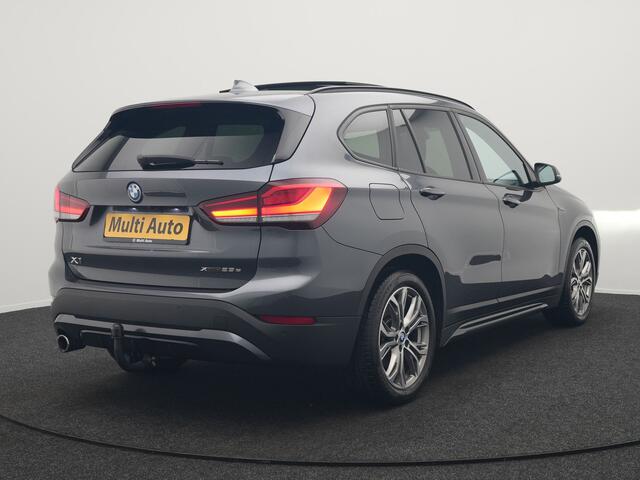 BMW X1 xDrive25e Sportline Plug In Hybrid 221pk Dealer O.H. PHEV | Trekhaak | Panodak | Adaptive Cruise | Camera | Lederen Sportstoelen Memory & Verwarmd | Sfeerverlichting | Navigatie | DAB |