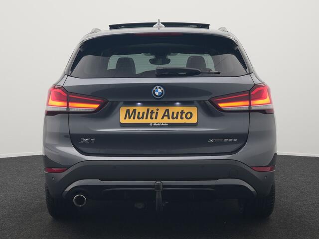BMW X1 xDrive25e Sportline Plug In Hybrid 221pk Dealer O.H. PHEV | Trekhaak | Panodak | Adaptive Cruise | Camera | Lederen Sportstoelen Memory & Verwarmd | Sfeerverlichting | Navigatie | DAB |