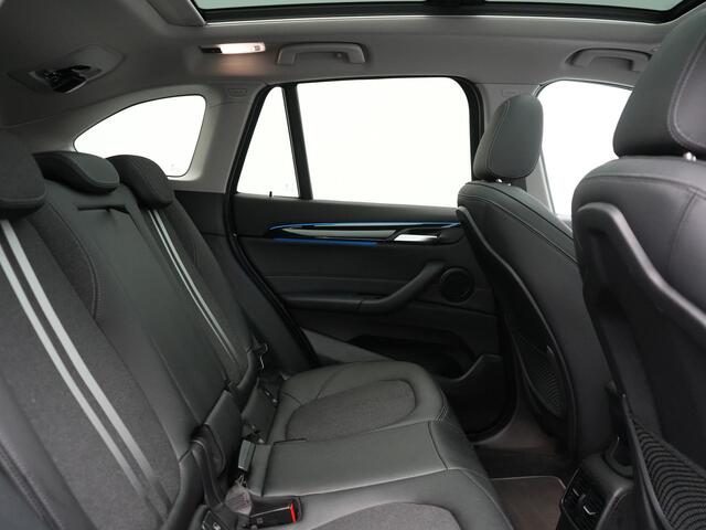 BMW X1 xDrive25e Sportline Plug In Hybrid 221pk Dealer O.H PHEV | Panodak | Adaptive Cruise | Camera | Sportstoelen Verwarmd | Sfeerverlichting | Navigatie | DAB |