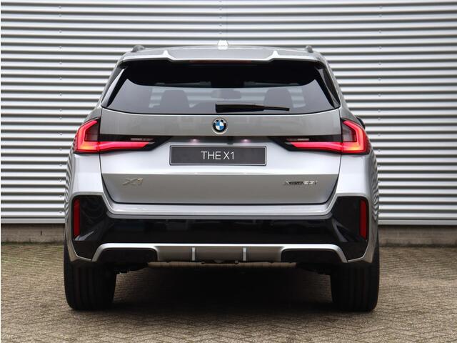 BMW X1 xDrive23i High Executive | M Sportpakket Pro | Travel Pack | Comfort Pack | Innovation Pack | Panoramadak | Harman Kardon | Trekhaak