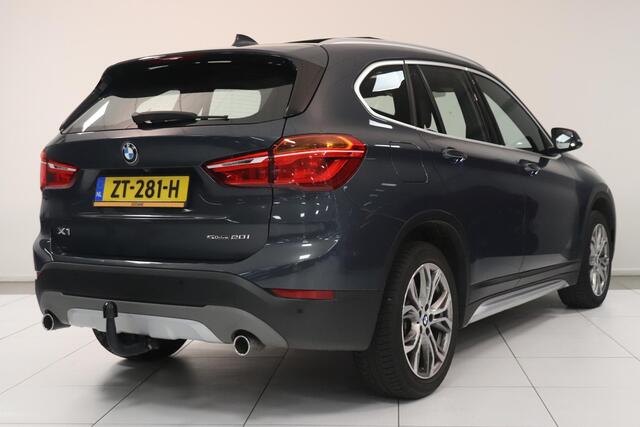 BMW X1 sDrive20i Orange Edition III | Panoramadak | Camera | Sportstoelen | Trekhaak | Leder bekleding | DAB+ | Stoelverwarming | Elektr achterklep |