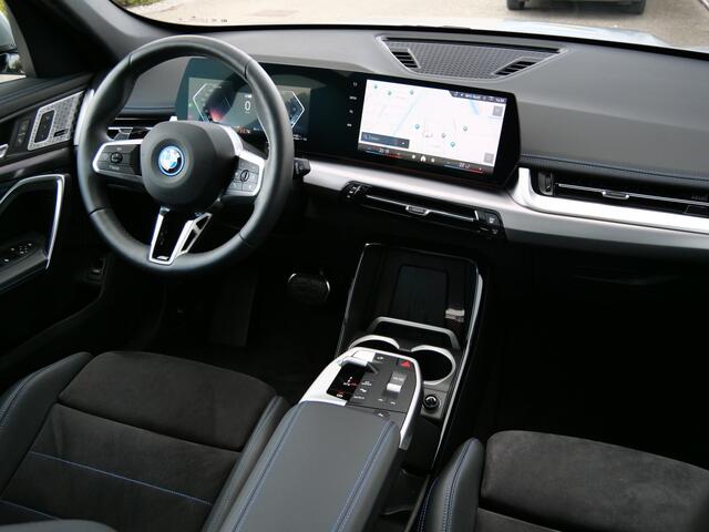 BMW X1 xDrive25e M Sport pakket Pro 245 Pk Automaat Schuifdak / Winterpakket / Harman Kardon