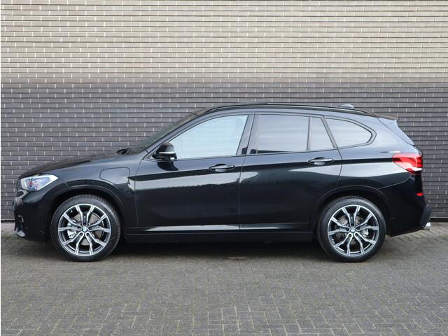 BMW X1 xDrive25e High Executive M Sport Pakket Automaat / Panoramadak / Trekhaak / Shadow Line / LED / Head-up Display / Sportstoelen / 19 Inch / Leder / Parkeersensoren voor+achter / Stoelverwarming / Harman Kardon / Achteruitrijcamera / Stuurwielverwarming / E