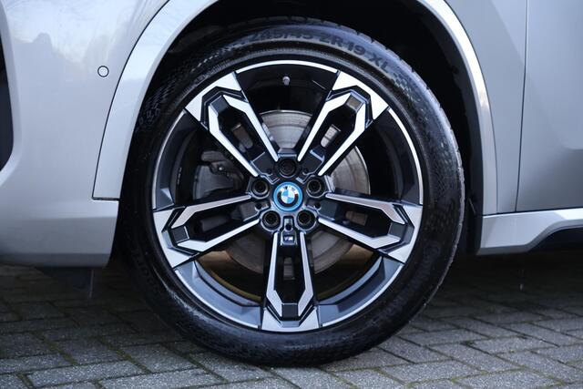 BMW X1 xDrive30e M-Sport | HUD | 360 | Harman Kardon | Pano | Massage | Elektr. Trekhaak | Driving ass + | Stuurwielverwarming | Keyless | Etc.