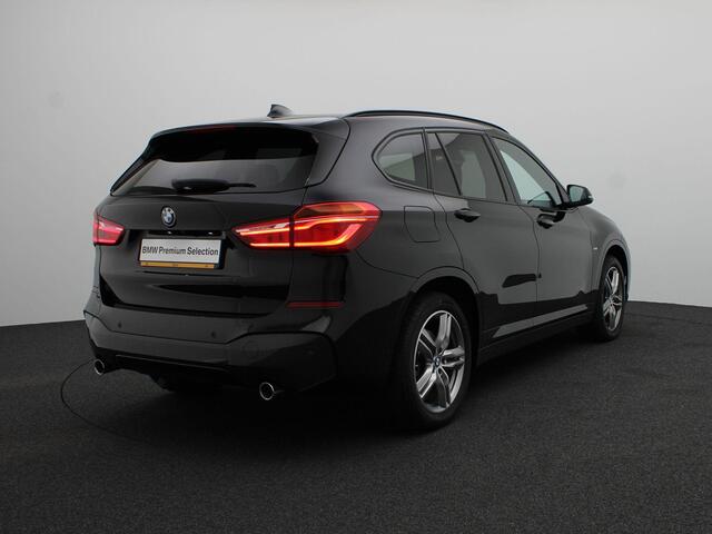 BMW X1 sDrive20i High Executive | M Sportpakket | Achteruitrijcamera | Panoramadak | Driving Assistant Plus | Active Cruise Control | Head-Up Display | Harman Kardon | 18''