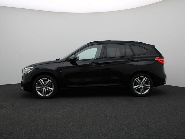 BMW X1 sDrive20i High Executive | M Sportpakket | Achteruitrijcamera | Panoramadak | Driving Assistant Plus | Active Cruise Control | Head-Up Display | Harman Kardon | 18''