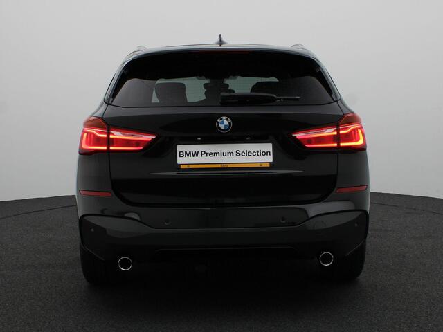 BMW X1 sDrive20i High Executive | M Sportpakket | Achteruitrijcamera | Panoramadak | Driving Assistant Plus | Active Cruise Control | Head-Up Display | Harman Kardon | 18''