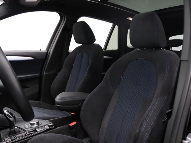 BMW X1 sDrive20i High Executive | M Sportpakket | Achteruitrijcamera | Panoramadak | Driving Assistant Plus | Active Cruise Control | Head-Up Display | Harman Kardon | 18''