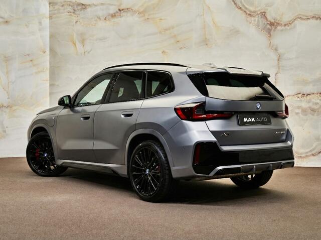 BMW X1 xDrive30e M Sport Pro, M stoelen, pano, tr.haak, H/K, 20", HUD, ACC, keyless, privacy