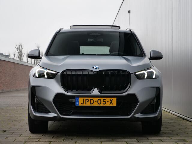BMW X1 xDrive25e M Sport pakket Pro 245 Pk Automaat Schuifdak / Winterpakket / Harman Kardon
