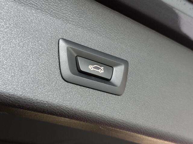 BMW X1 sDrive20i Business Edition Plus M SPORT | NAVIGATIE | ACHTERUITRIJCAMERA | PARKEERSENSOREN VOOR-/ACHTER | STOEL-/STUURVERWARMING