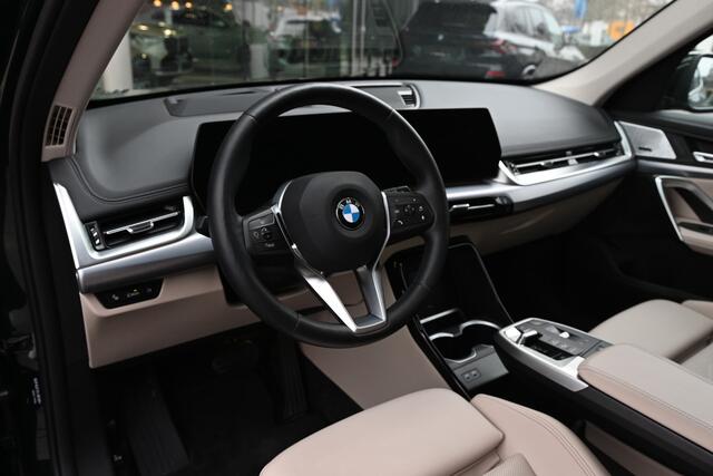 BMW X1 sDrive20i High Executive xLine Automaat / Panoramadak / Trekhaak / Sportstoelen / Parking Assistant Professional / Comfort Access / Head-Up / Adaptieve LED