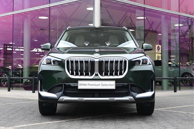 BMW X1 sDrive20i High Executive xLine Automaat / Panoramadak / Trekhaak / Sportstoelen / Parking Assistant Professional / Comfort Access / Head-Up / Adaptieve LED