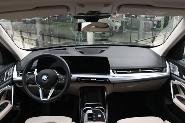 BMW X1 sDrive20i High Executive xLine Automaat / Panoramadak / Trekhaak / Sportstoelen / Parking Assistant Professional / Comfort Access / Head-Up / Adaptieve LED