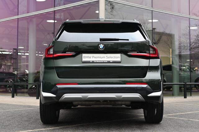 BMW X1 sDrive20i High Executive xLine Automaat / Panoramadak / Trekhaak / Sportstoelen / Parking Assistant Professional / Comfort Access / Head-Up / Adaptieve LED