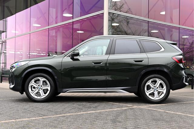 BMW X1 sDrive20i High Executive xLine Automaat / Panoramadak / Trekhaak / Sportstoelen / Parking Assistant Professional / Comfort Access / Head-Up / Adaptieve LED