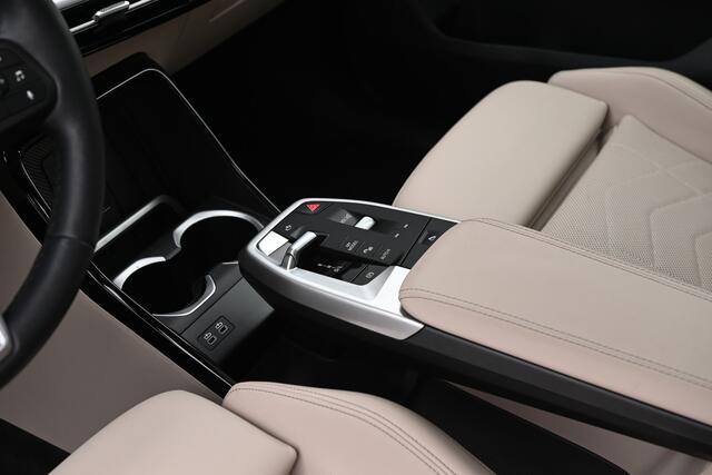 BMW X1 sDrive20i High Executive xLine Automaat / Panoramadak / Trekhaak / Sportstoelen / Parking Assistant Professional / Comfort Access / Head-Up / Adaptieve LED