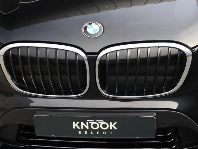 BMW X1 sDrive18i Executive Sport Line Automaat / Navigatie / LED / 18 Inch / Parkeersensoren voor+achter / Voorstoelen Verwarmd / Sportstuur /