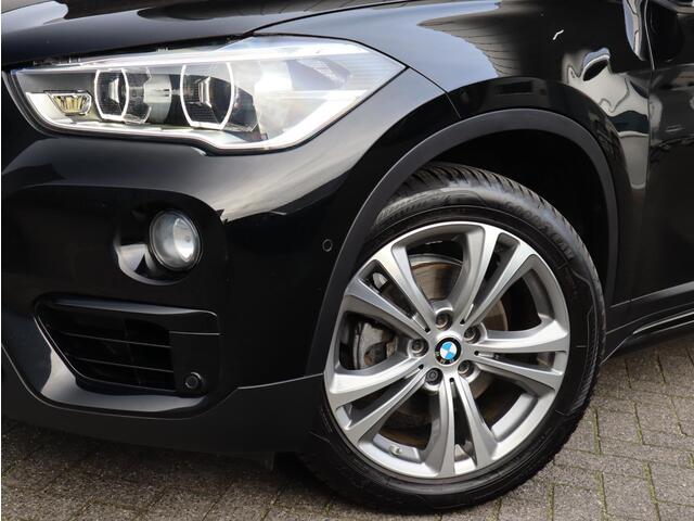 BMW X1 sDrive18i Executive Sport Line Automaat / Navigatie / LED / 18 Inch / Parkeersensoren voor+achter / Voorstoelen Verwarmd / Sportstuur /