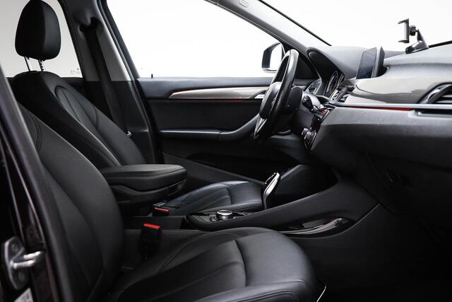 BMW X1 sDrive20i High Executive | LED | LEDER | STUUR / STOEL- VERWARMING | TREKHAAK | 18"