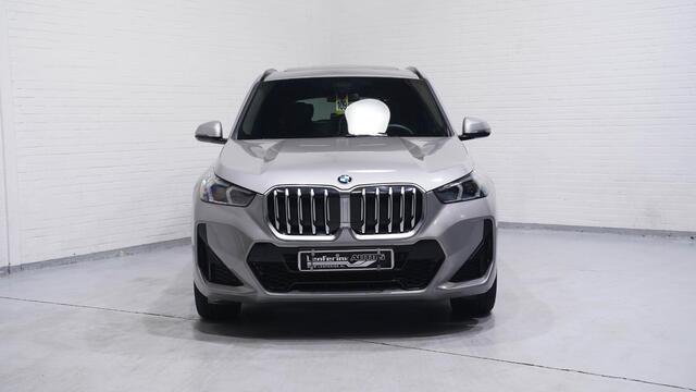 BMW X1 sDrive20i M Sport Panodak Stoel- en stuurverwarming Ledkoplampen Camera Shadowline PDC v+a Apple Carplay