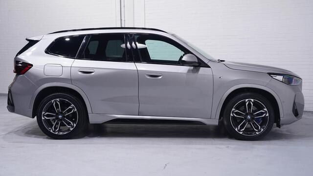 BMW X1 sDrive20i M Sport Panodak Stoel- en stuurverwarming Ledkoplampen Camera Shadowline PDC v+a Apple Carplay